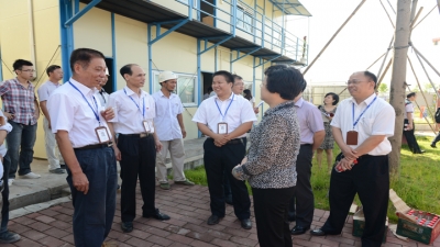 2013年市總工會“關愛職工，高溫送清涼”活動走進河源市商業中心建設現場