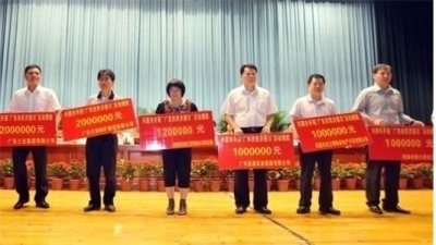 2011年6月，集團董事長梁林青在“廣東扶貧濟困日”活動中捐款100萬元。此項活動廣東堅基集團每年均有捐贈。
